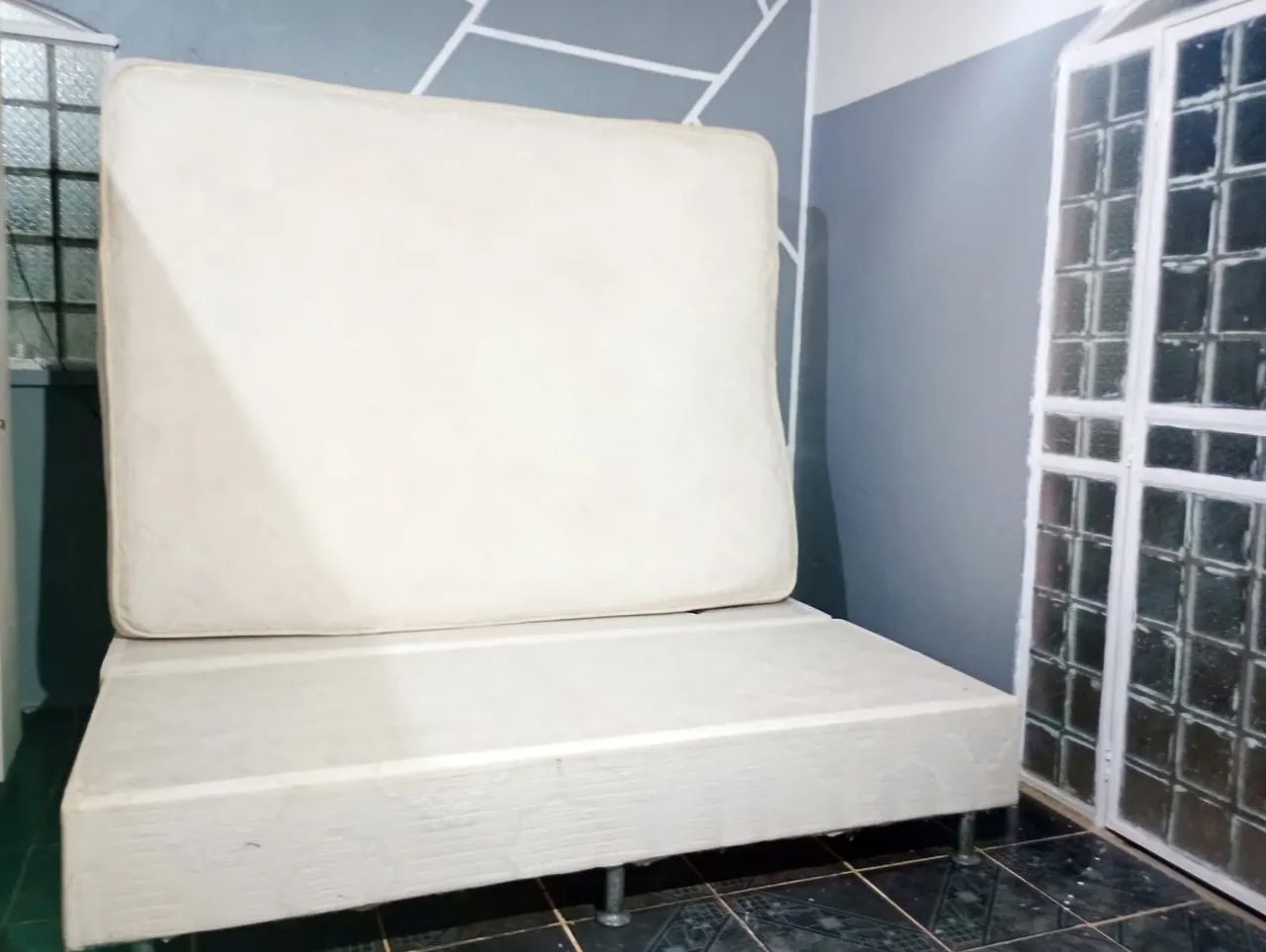 Cama queen size duas bases e colchão de molas confortável e higienizada 