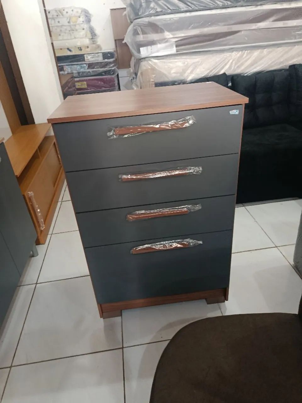 Belíssima Cômoda com 4 gavetas e pés!! - Foto 2