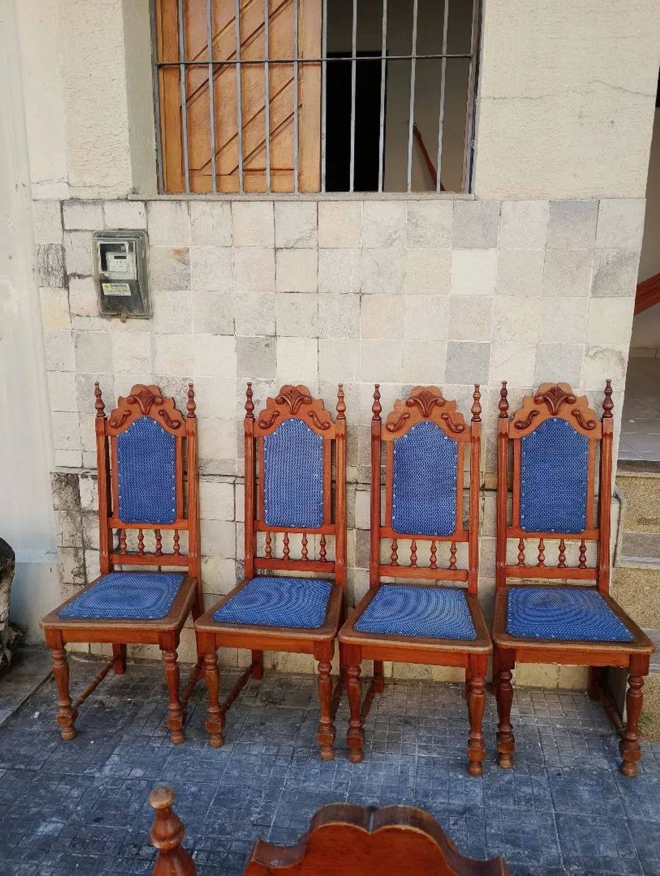 6 cadeiras colonial usadas 250 reais a unidade  - Foto 2