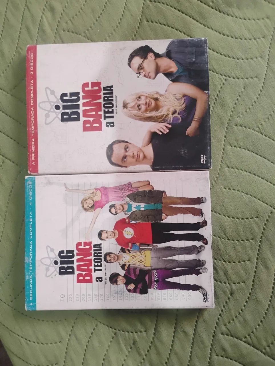 Box de DVD das séries supernatural, friend, the big bang e