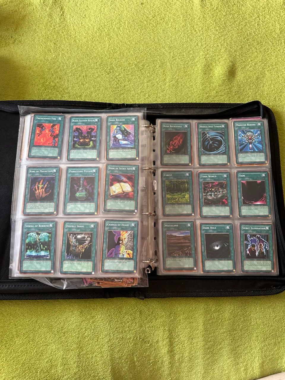 Cartas Yu-Gi-Oh modelo norte-americano