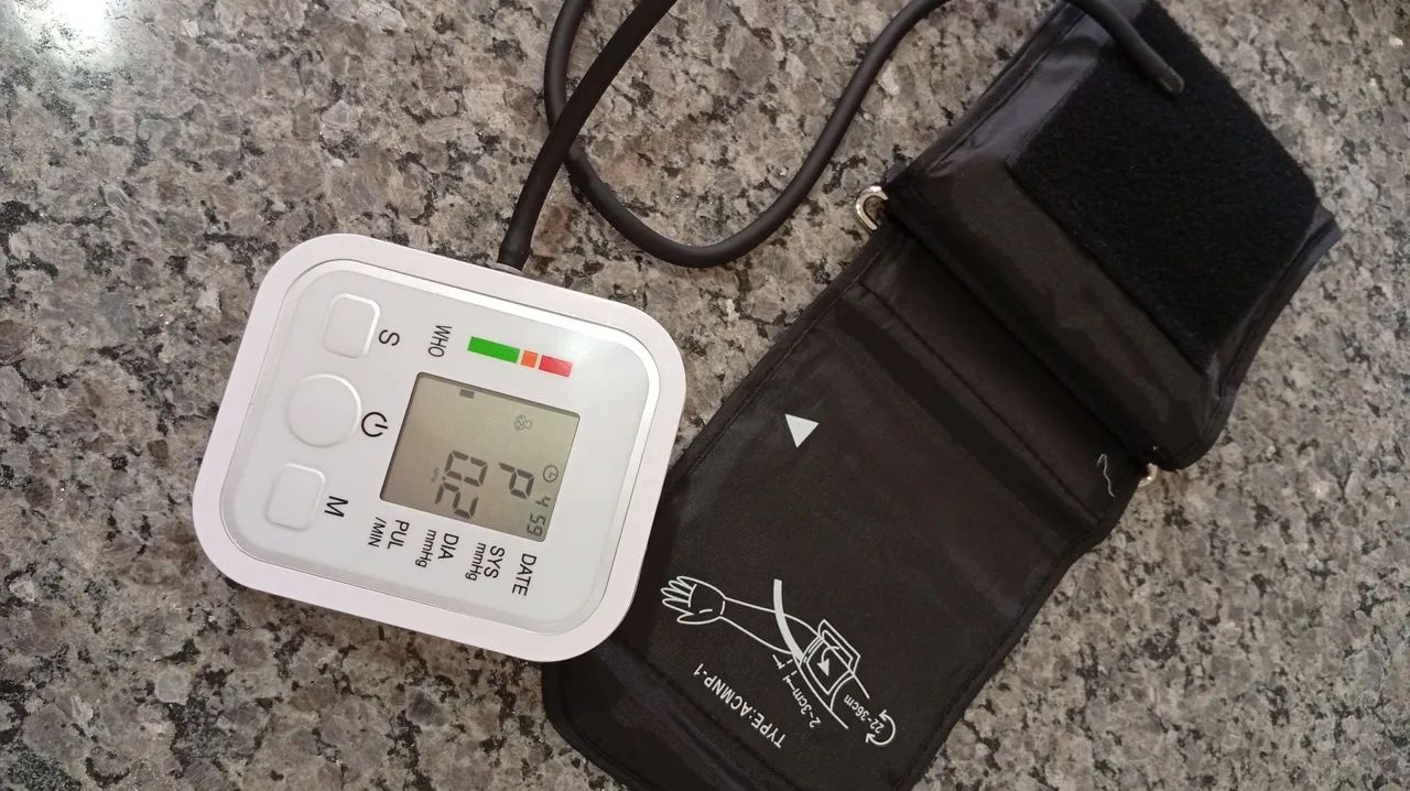 Vendo Aparelho de pressão arterial à pilha e com braçadeira 