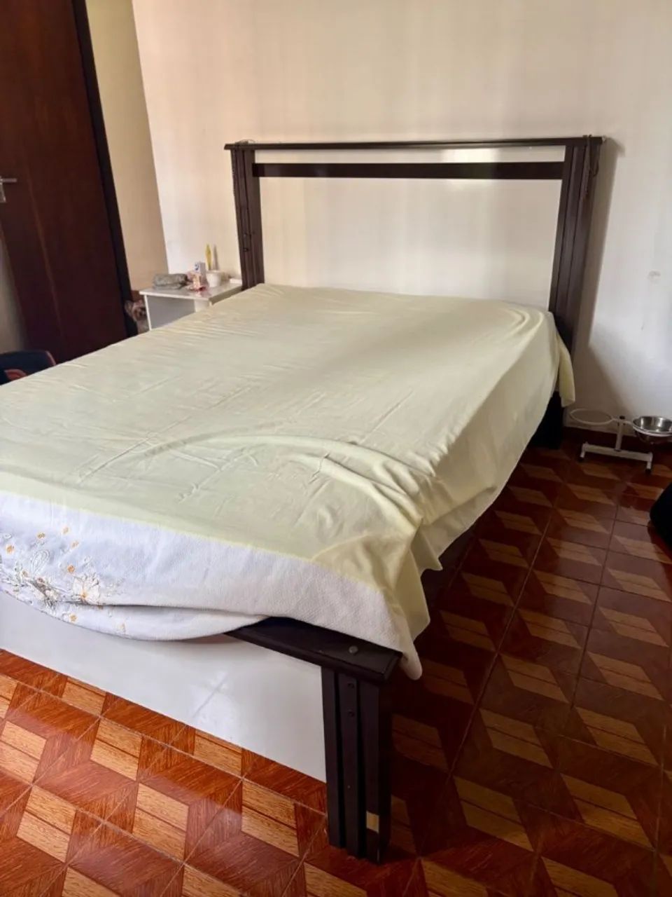 cama casal madeira e branca - Foto 3