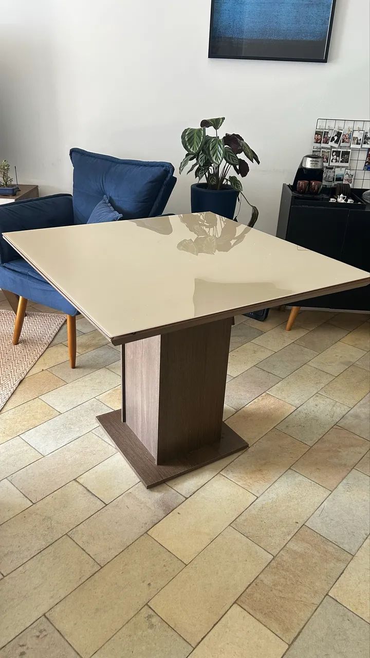 Mesa quadrada (sem cadeiras)