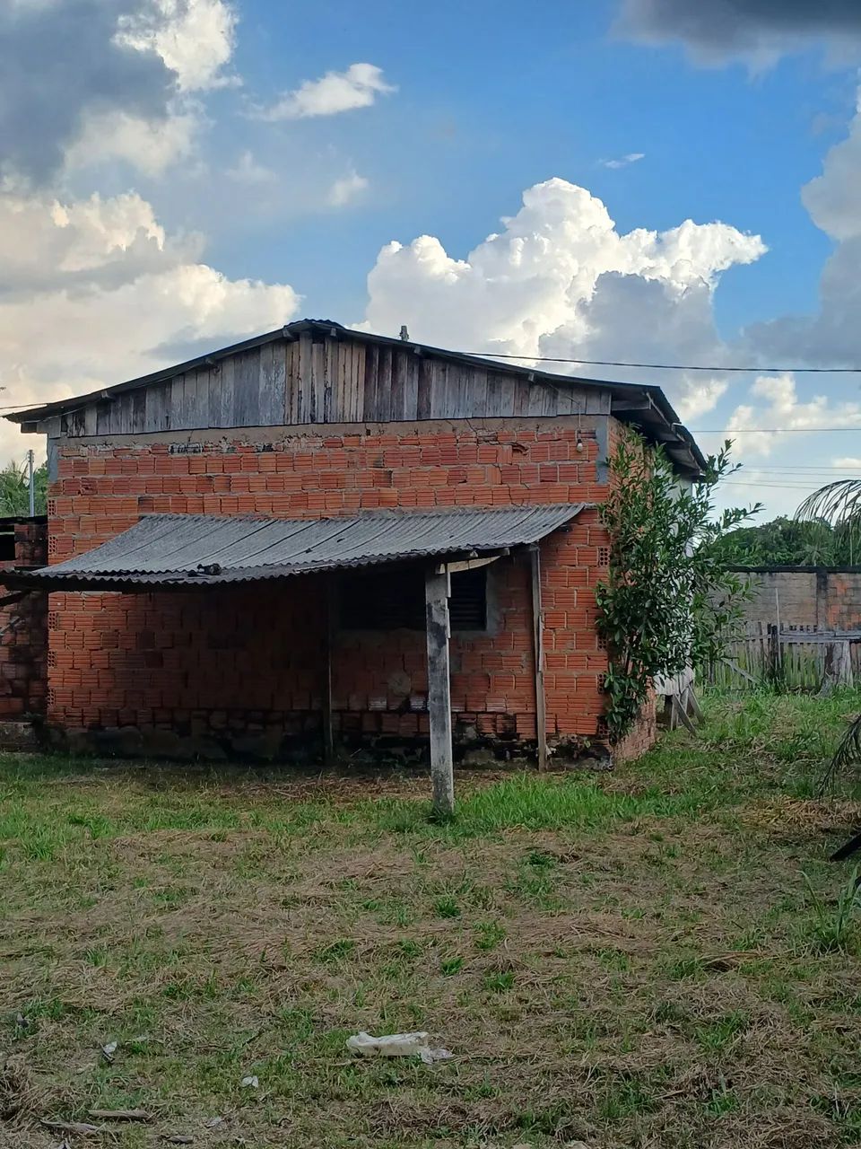 Vende-se casa com amplo terreno! - Foto 3
