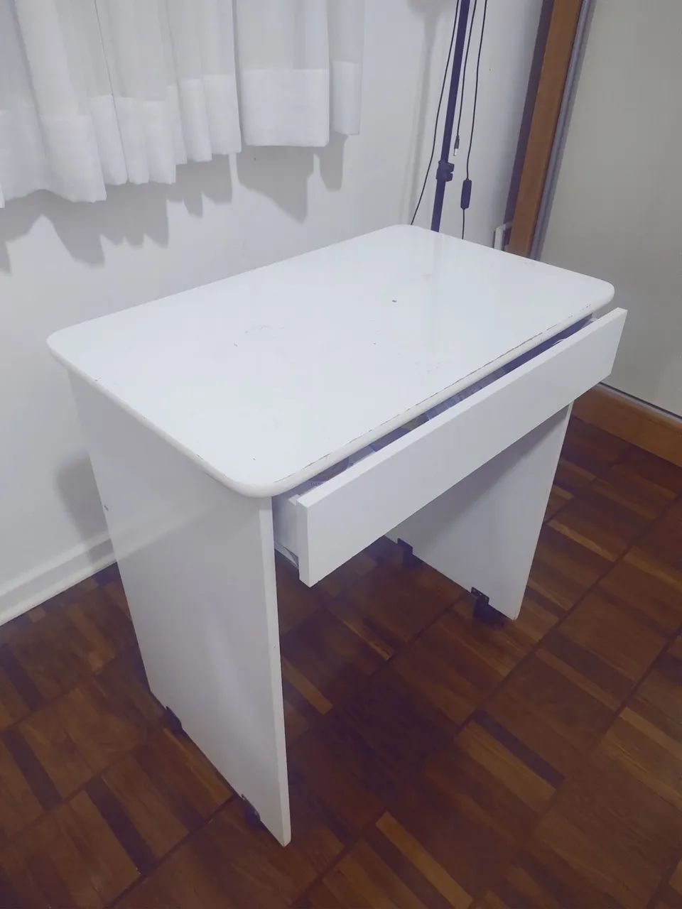Escrivaninha branca com rodinhas 