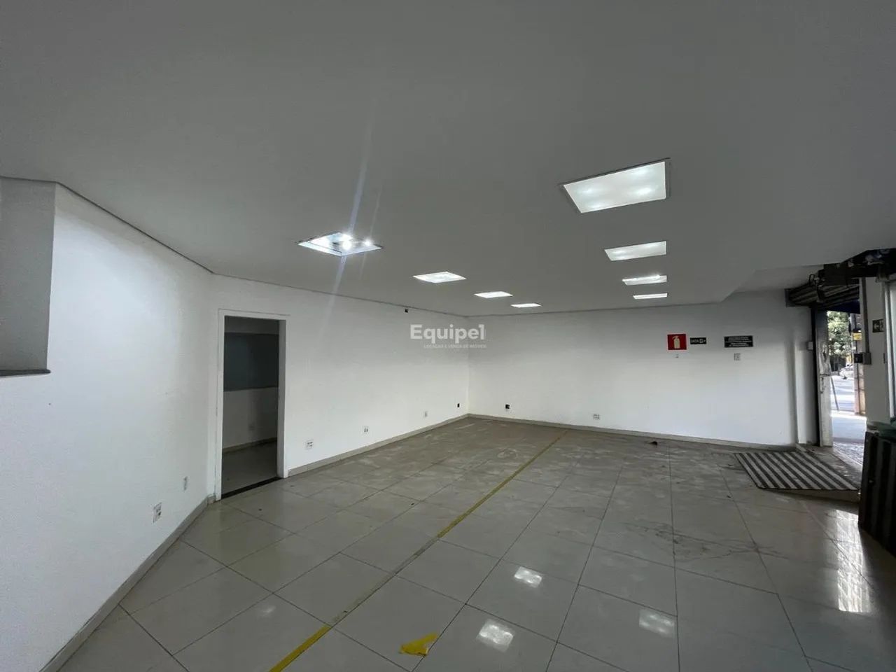 Loja Comercial de 210m² para Alugar na Savassi | 70m² de Loja + Subsolo - Foto 4