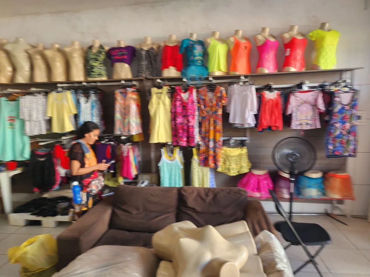 Araras, manequim,  cabides, roupas,  loja completa  - Foto 5