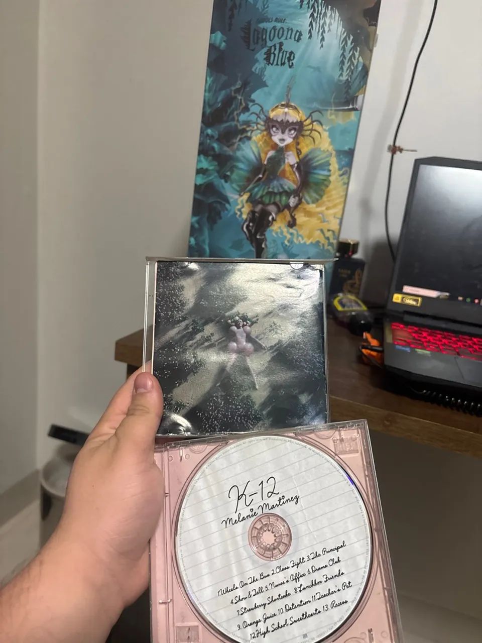 CD com case avariada k-12 Melanie Martinez - Foto 3