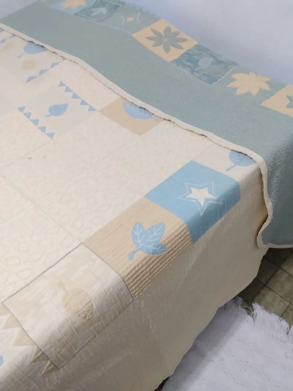 Cobre leito Casal King dupla face - Estampado Folhas e Estrela - Foto 3