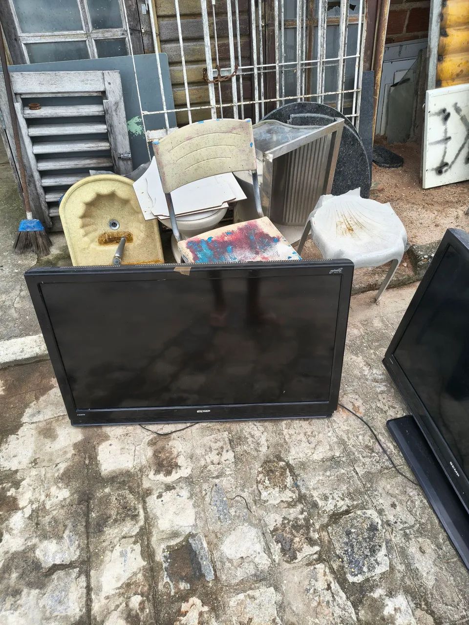 Duas tvs lcd com defeito as telas estão boas - Foto 5