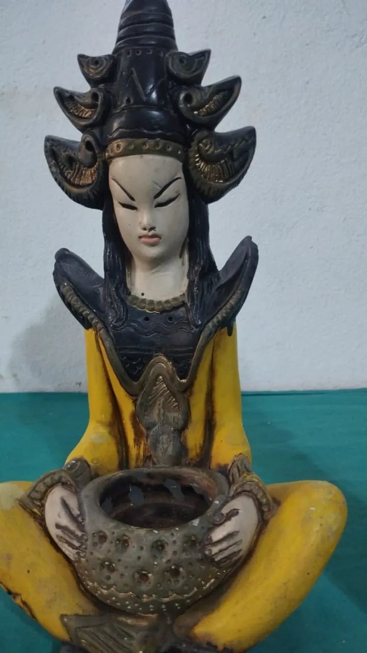 Antigas esculturas de figuras orientais
