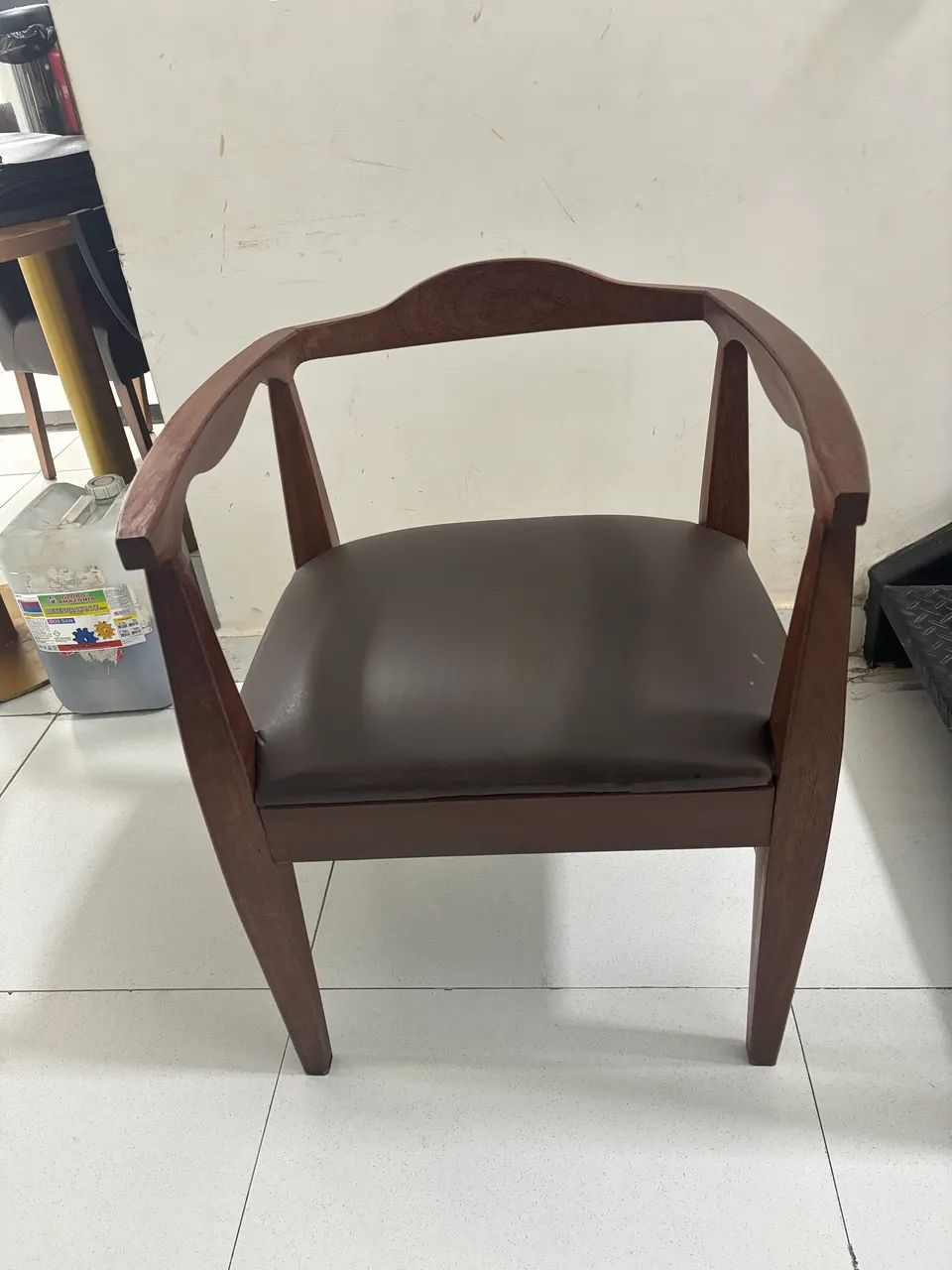 Vendo Cadeiras de Madeira e couro - Foto 2