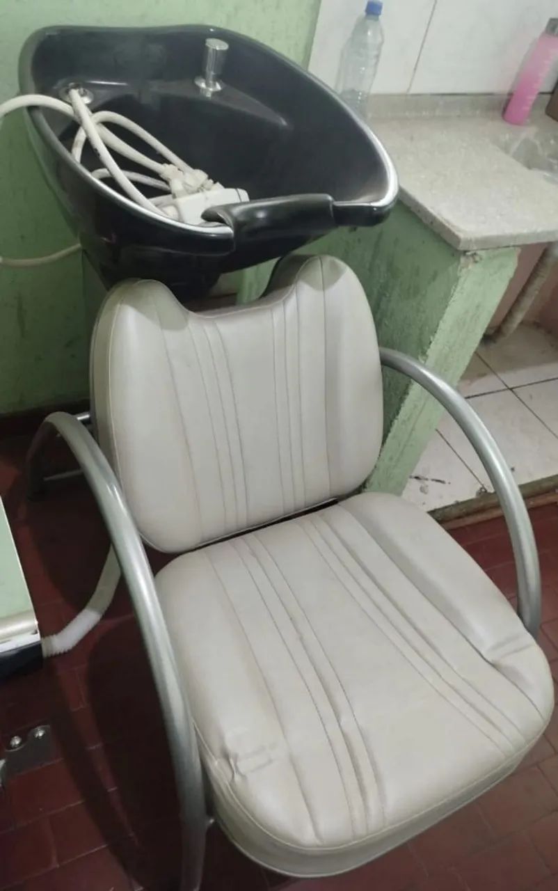 Lavatório e cadeira