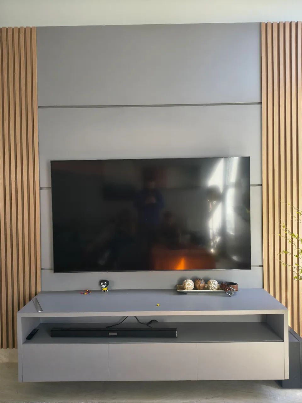 Painel com rack moderno, 1 ano de uso