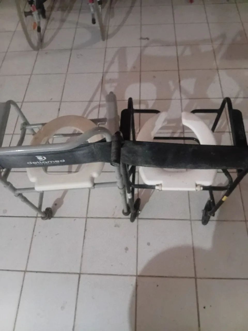 Kit de duas cadeiras de banho Dellamed - Foto 4