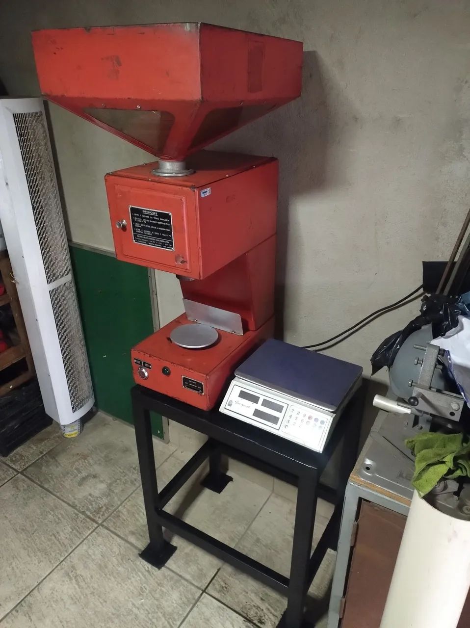 Máquina de moer café com balança 