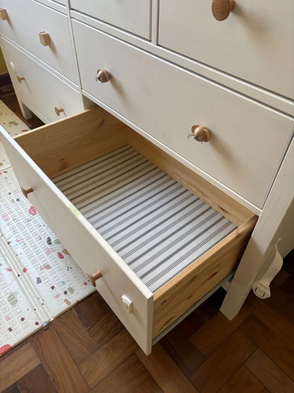 Cômoda de madeira branca infantil / bebês IKEA - Foto 5
