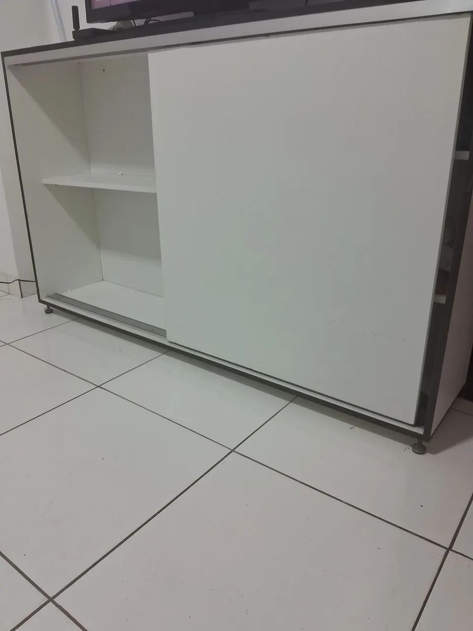 Armaio com divisoria e porta de correr 