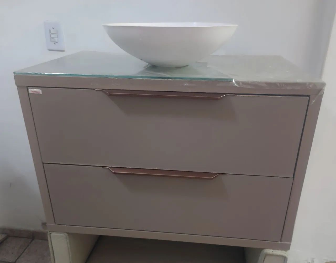 Bancada p/ banheiro c/ cuba R$ 200