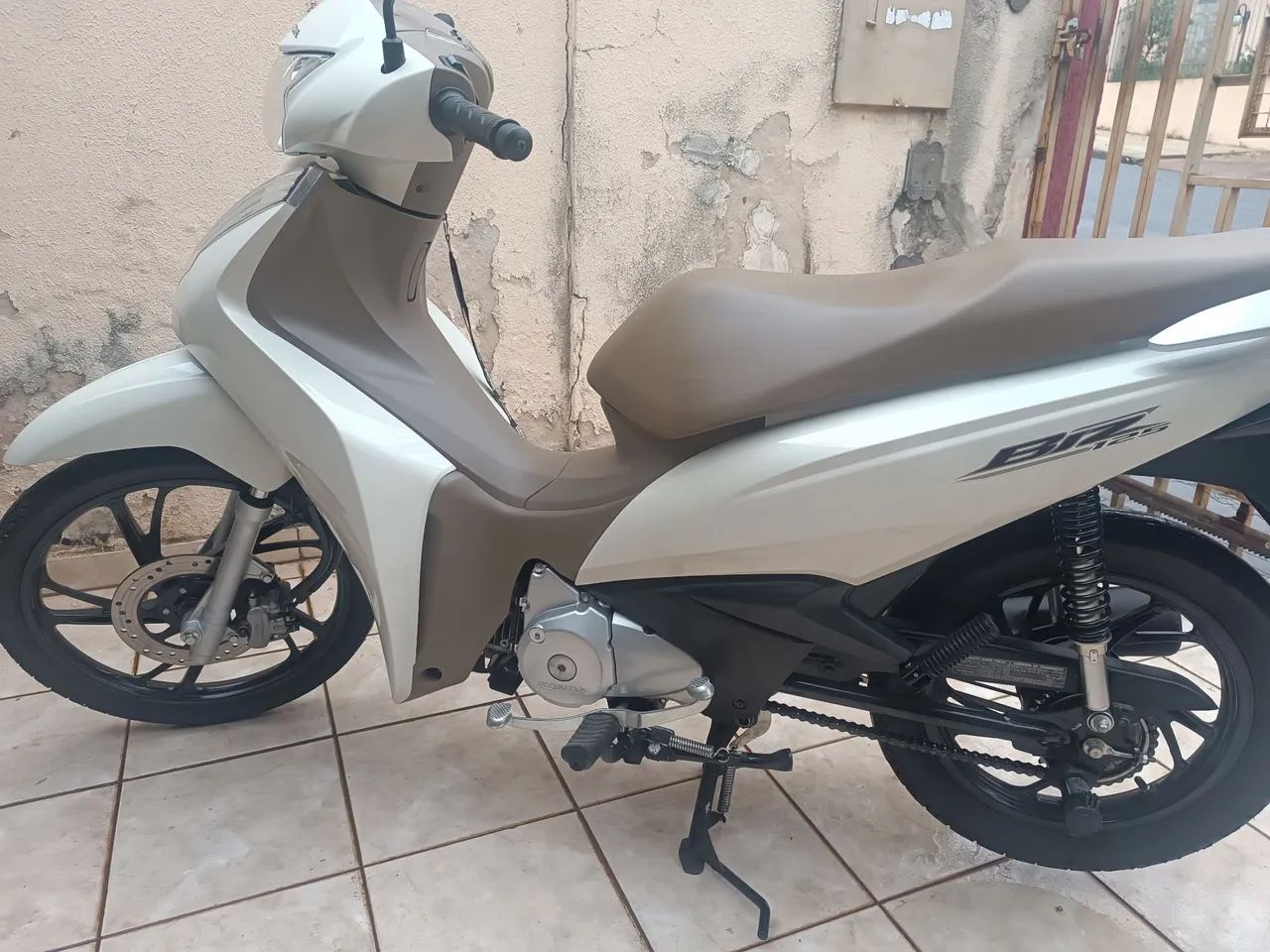 Biz branco pérola sem setalhe - Foto 2