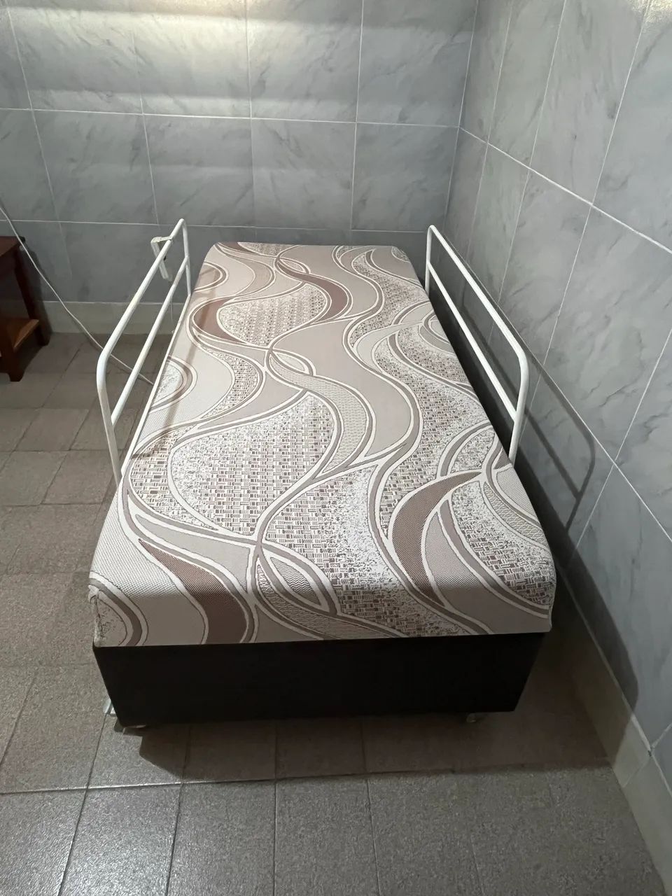 Cama hospitalar motorizada elétrica com colchão  - Foto 2