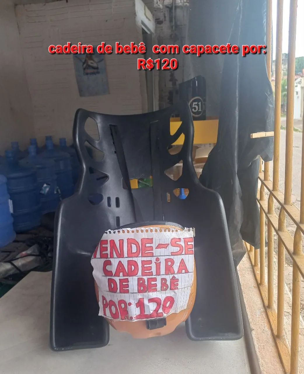 Cadeira de bebê  com capacete 