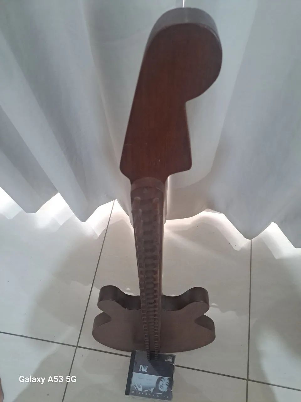 Rack  de madeira formato guitarra paracds - Foto 4