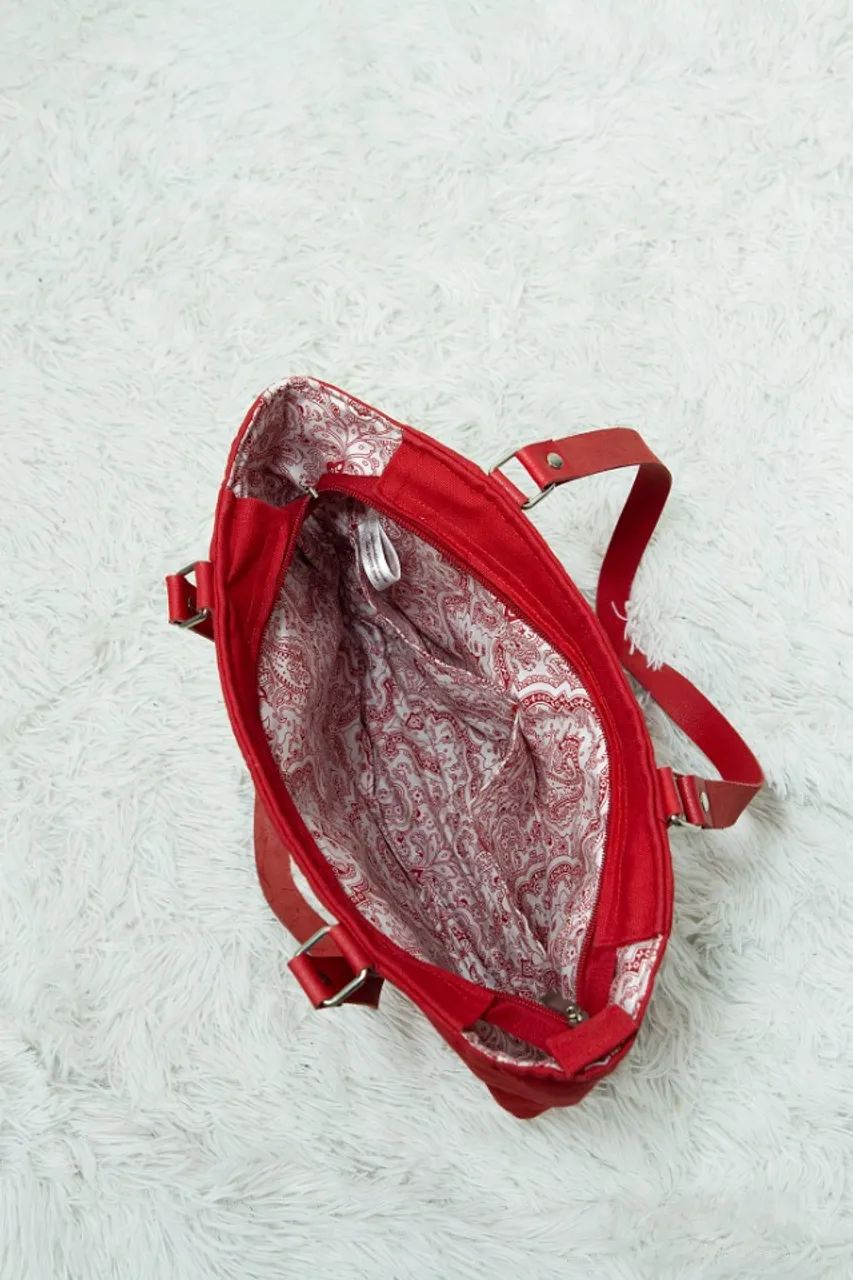 Bolsa Vermelha em Tecido com Detalhe Patchwork - Seminova - Foto 3