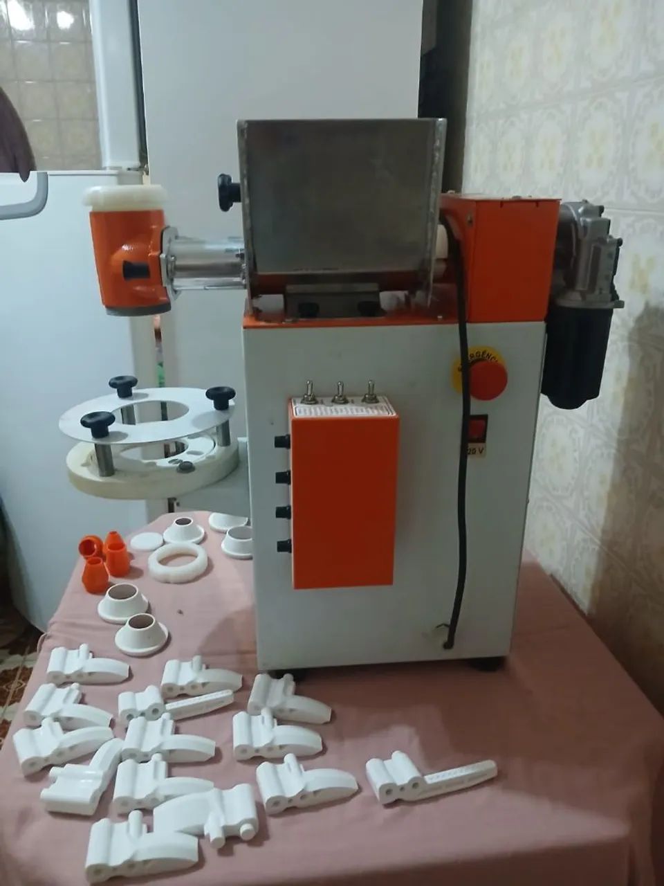 Máquina automatica modeladora de salgados