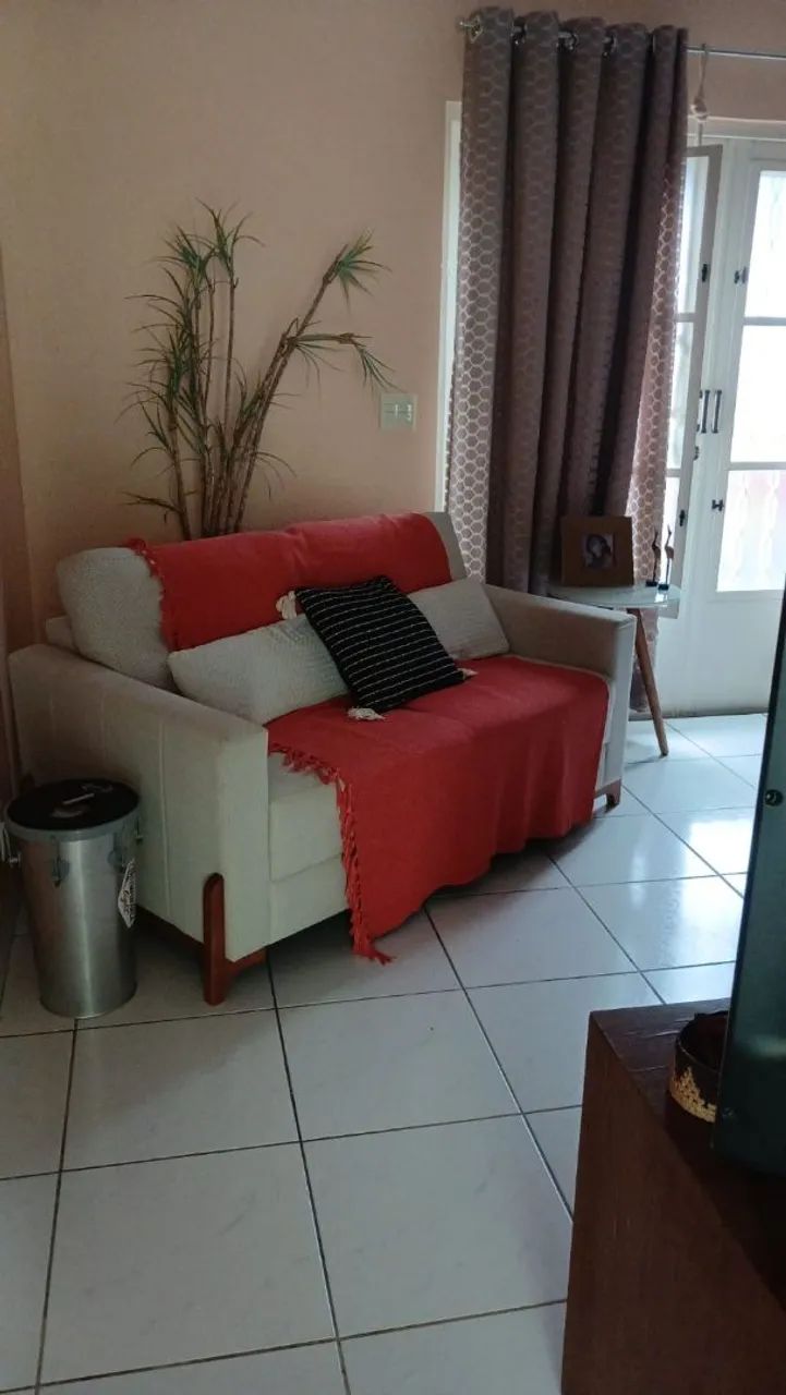 Vendo Sofá 3 lugares e Mesa com 4 cadeiras  - Foto 2