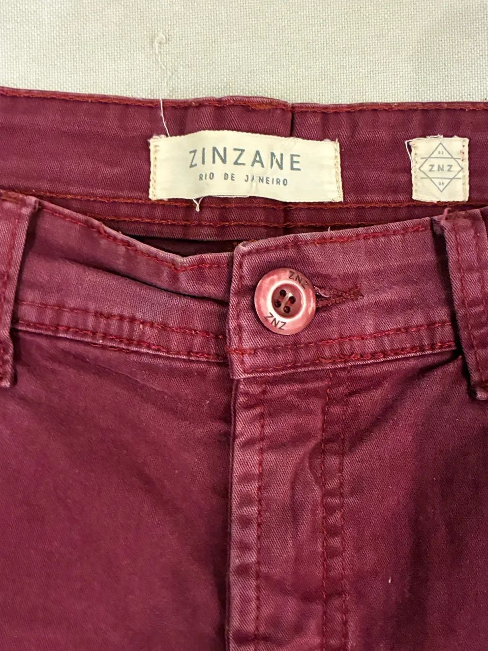 Bermuda Zinzane 44 slim - vinho  - Foto 2
