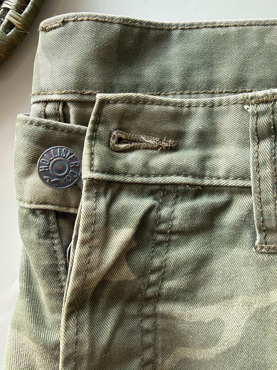 Calça Hollister camuflada Tam 42 - Foto 4