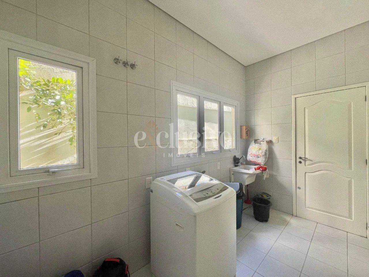 Ampla casa com 6 dormitórios e vista para o mar no bairro Itaguaçu - Foto 5