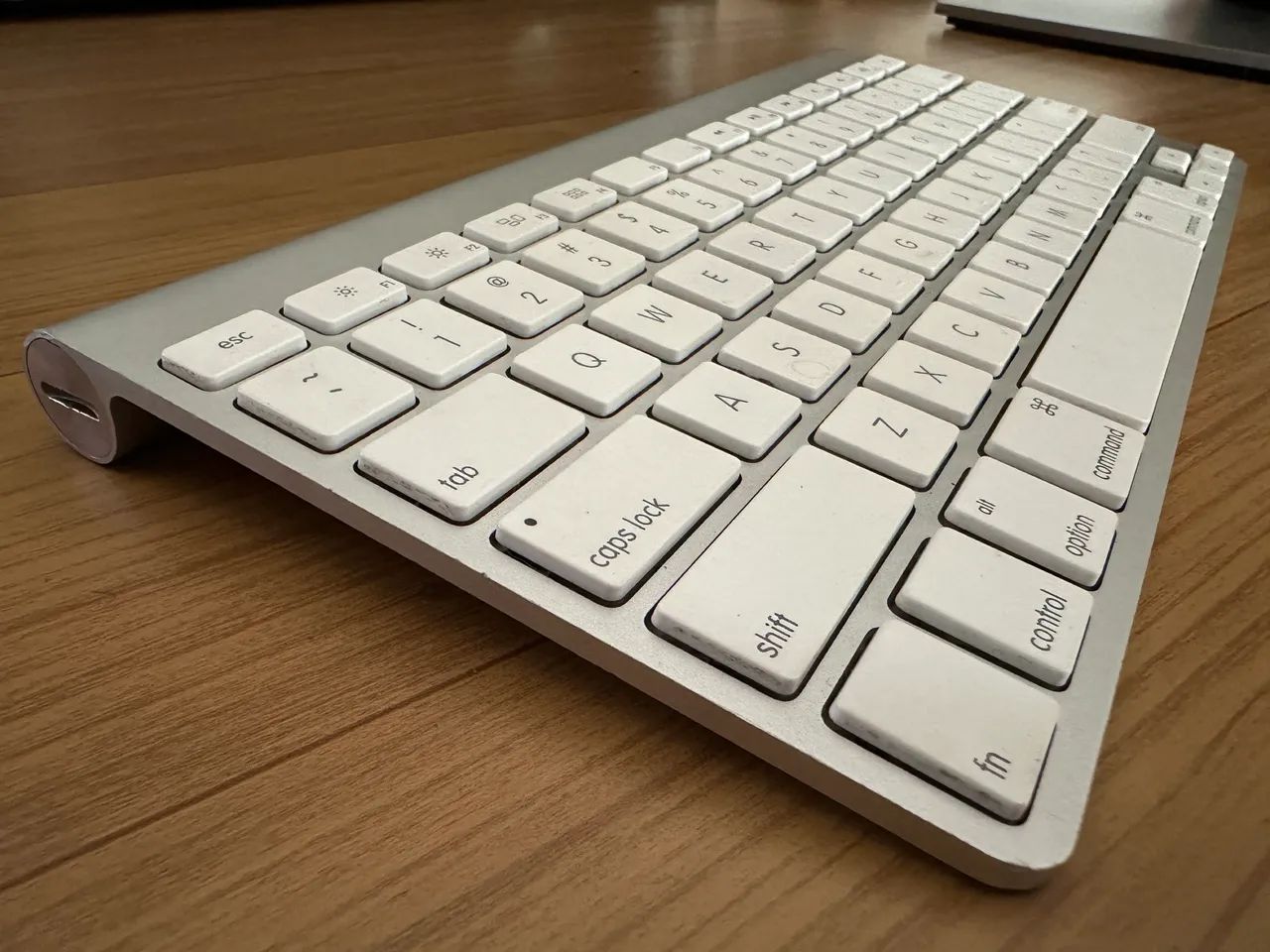 Teclado Apple A1314 Bluetooth Magic Keyboard Branco Sem Fio - Foto 2