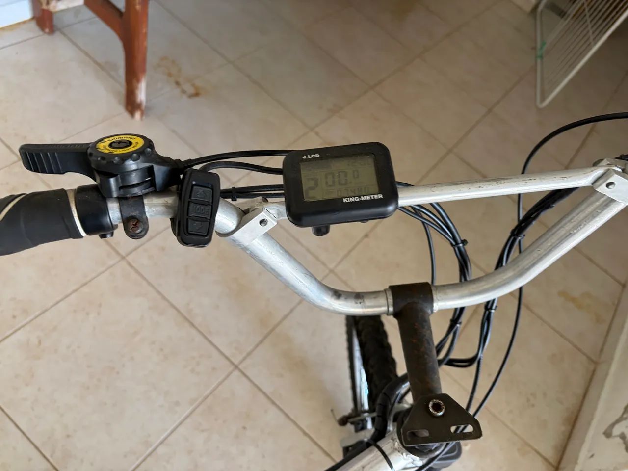 Bicicleta elétrica 350 W alumínio com 18 marchas usada - Foto 4