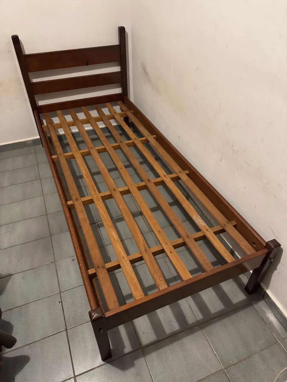 Cama solteiro de madeira