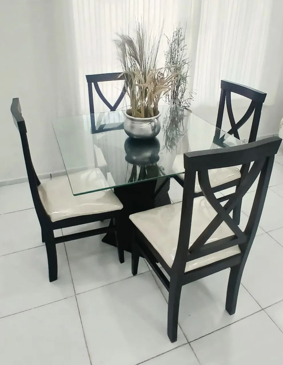 Mesa de Madeira com 4 Cadeiras 