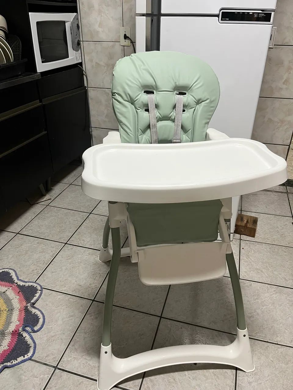 Esta cadeira infantil de alimentação é a Twibex Ravello na cor verde