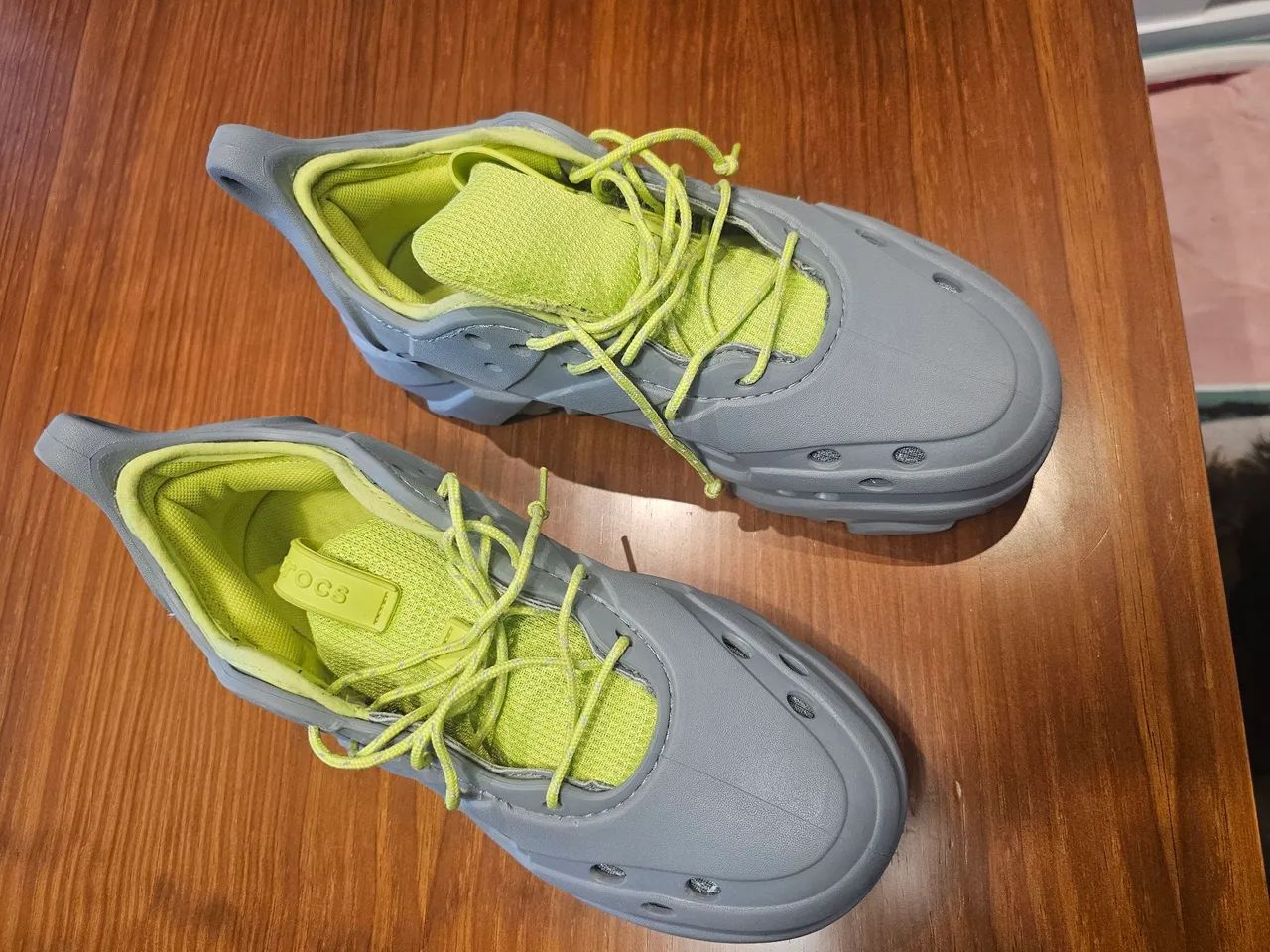 Tennis Crocs Nova Trek Cinza e Verde - Foto 4