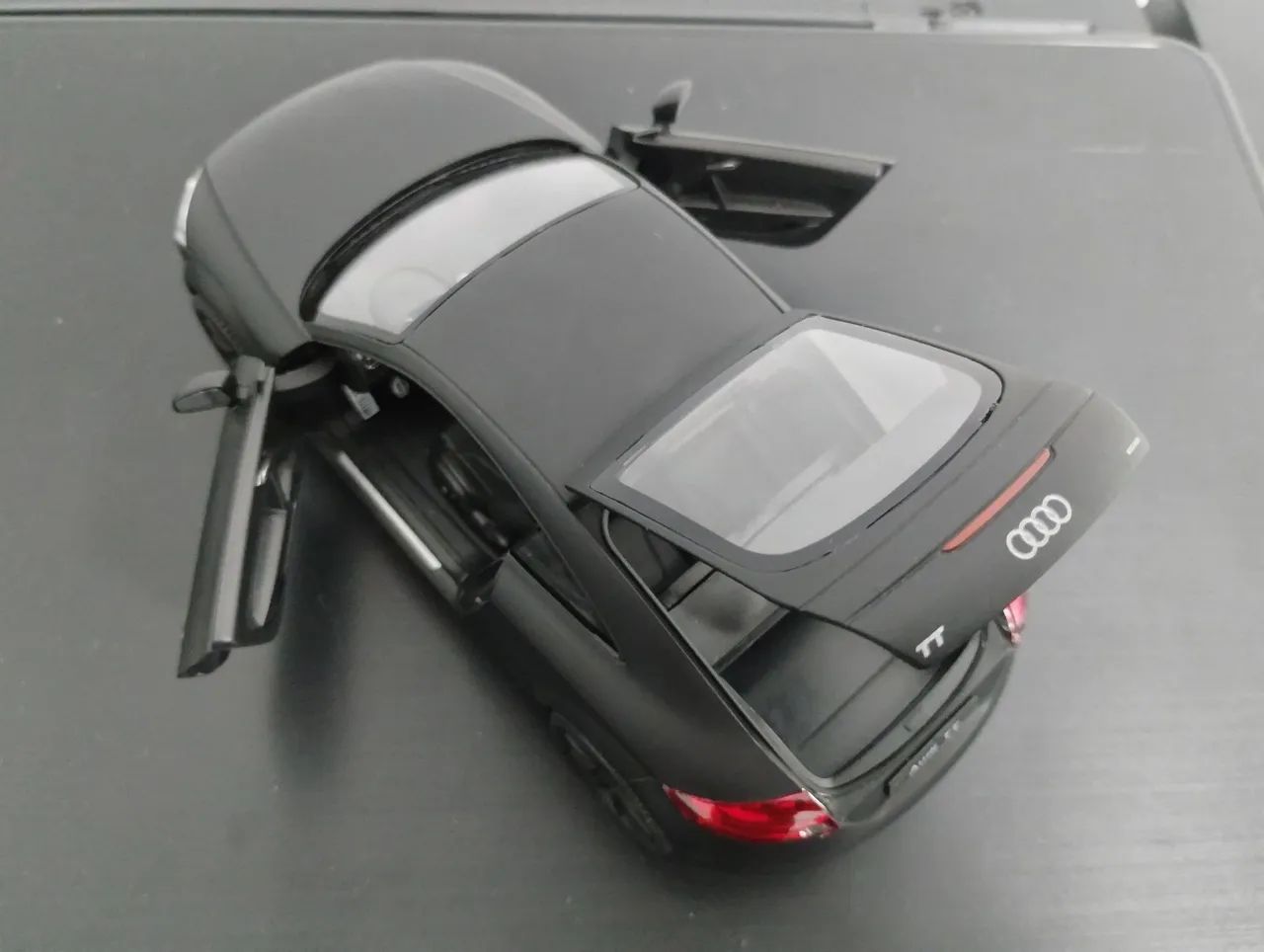 Miniatura Audi tt welly 1/24 preto fosco raridade - Hobbies e
