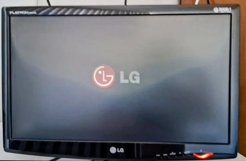 Monitor 20" LG Funcionando (Detalhe na tela) + Cabos - Foto 5