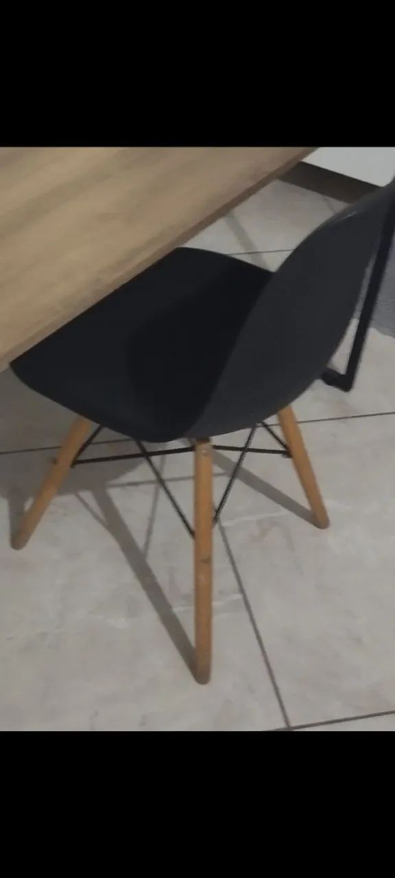 1 cadeira com pés de madeira 