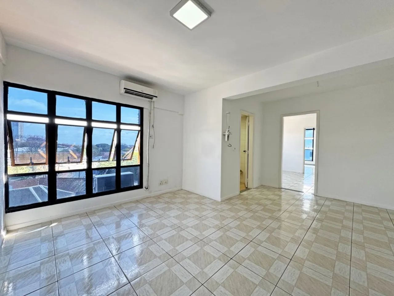 Sala comercial para alugar no Centro Médico Santa Rita em Maringá com recepção, 3 salas e  - Foto 2