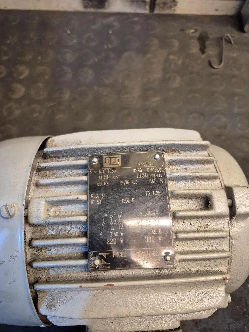 Motor Elétrico WEG 0.50 CV 1.150 RPM (Baixa Rotação) Trifásico  - Foto 2