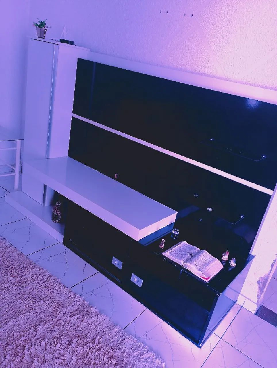Painel com rack embutido 
