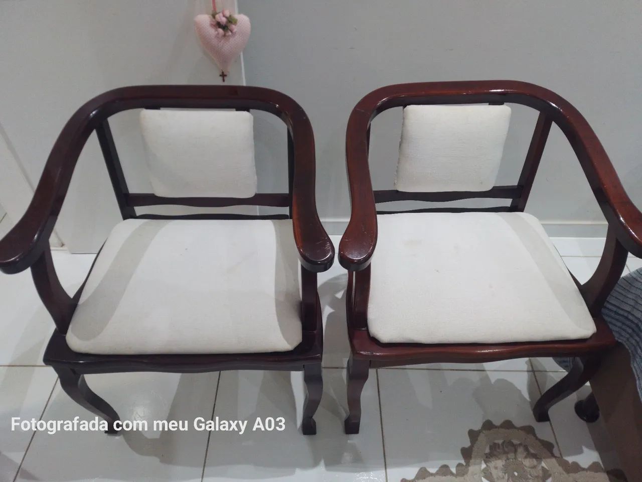 Vendo duas cadeiras madeira pura  - Foto 5