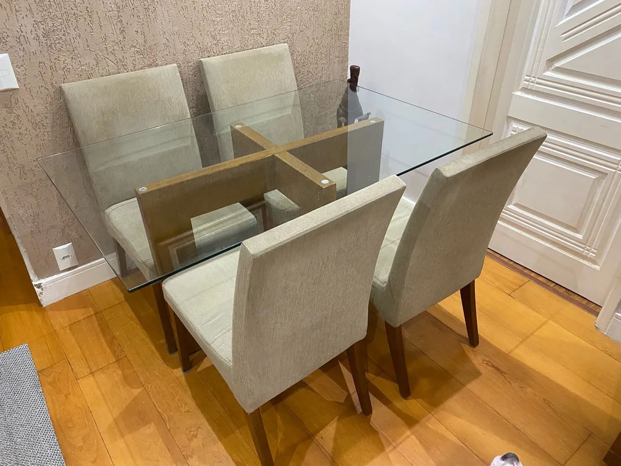 Mesa em MDF com tampo de vidro e 4 cadeiras - Foto 2