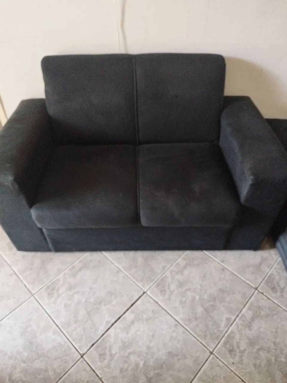 Vendo 2 sofás pretos muito confortáveis  - Foto 3