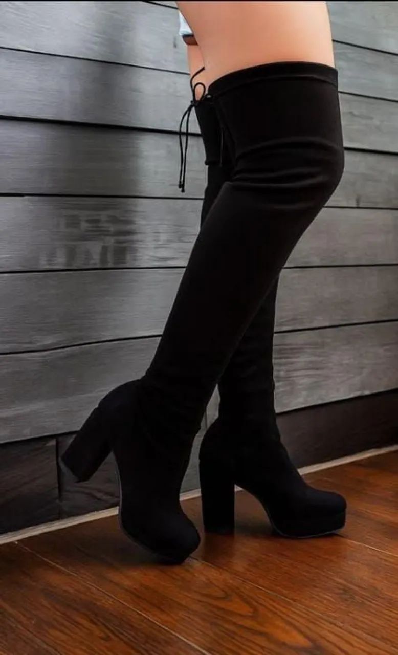 Bota cano alto semi nova